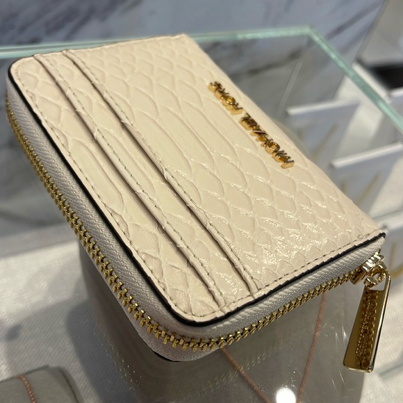 Michael Kors Women Medium Zip Around Card Case Coin Pouch Wallet Light Cream
NWT - Picture 14 of 16